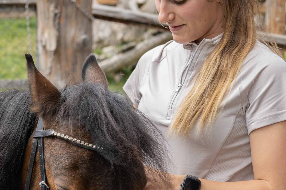 Unsere Reitlehrerin Theresa: Mit Herz, Erfahrung und Gespür für Kinder - Familienhotel Oberkarteis