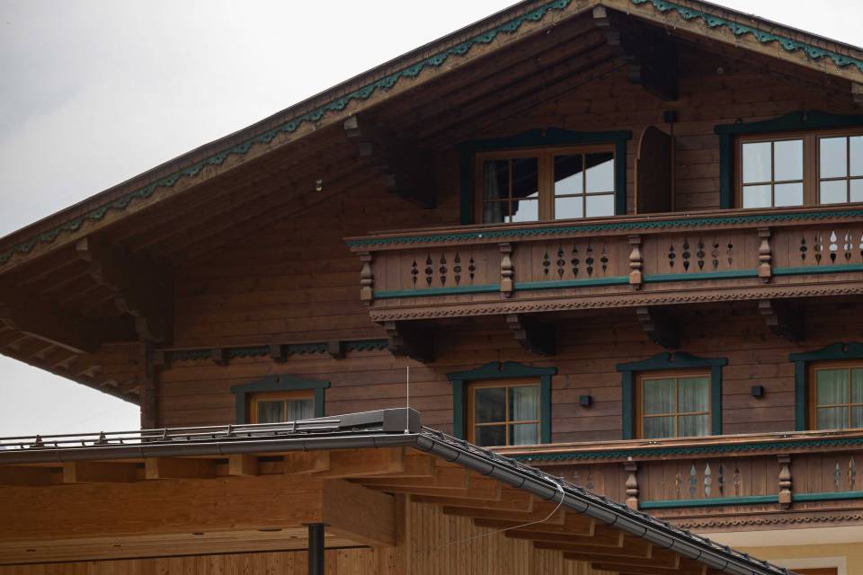 Nahaufnahme des Hotelsgebäudes Familienhotel Oberkarteis in Hüttschlag