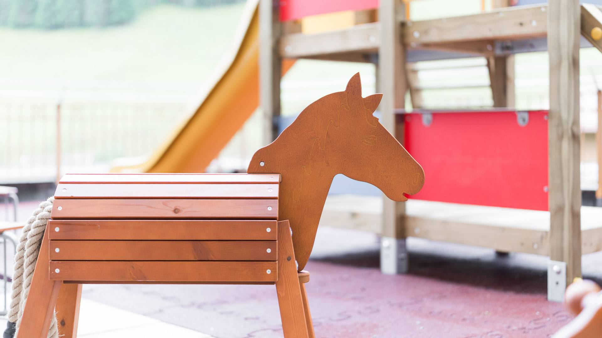 Holz-Spielpferd auf dem Spielplatz im Familienhotel Oberkarteis
