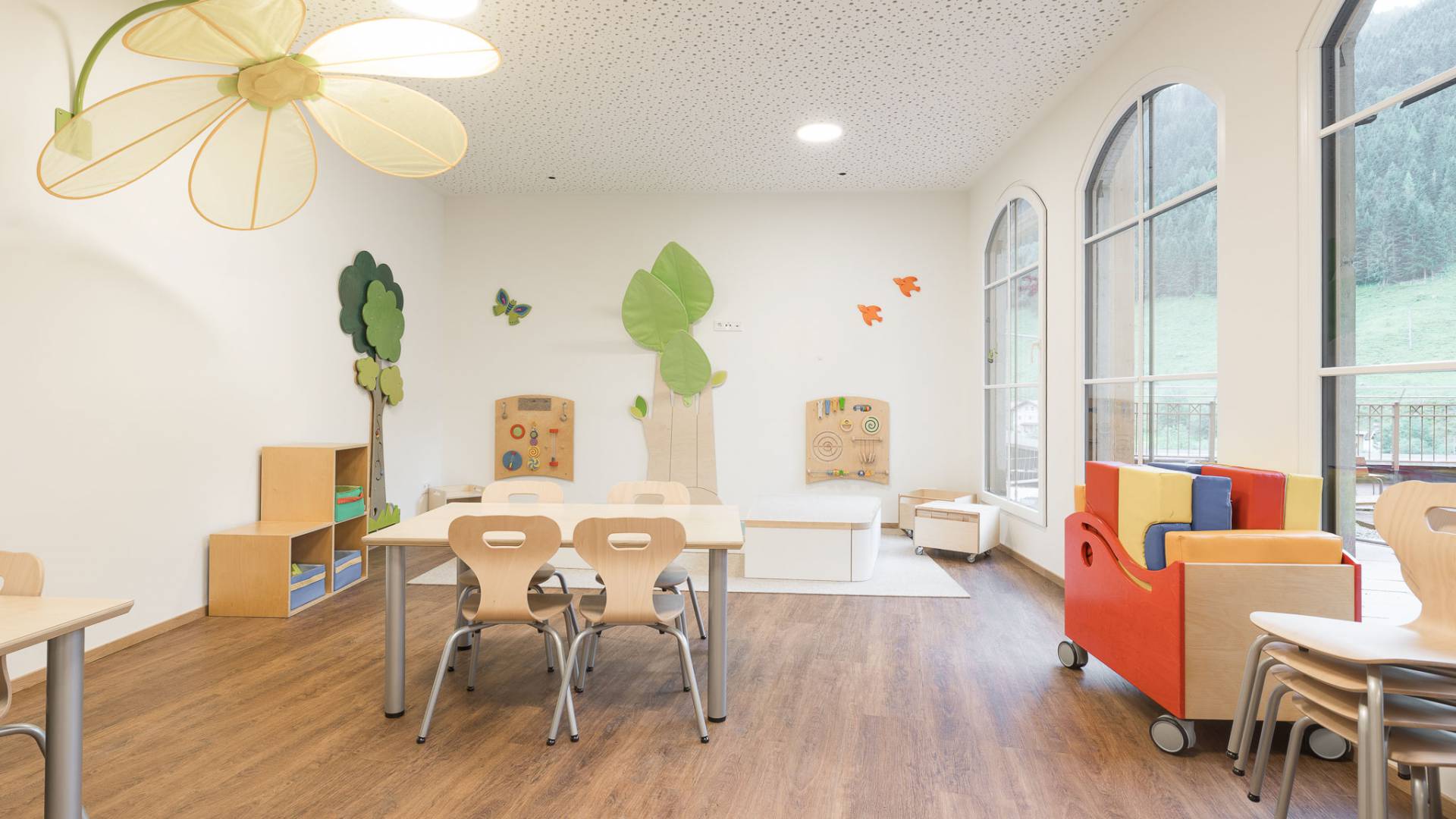 Heller, moderner Raum für Kinderbetreuung und zum Spielen im Familienhotel Oberkarteis