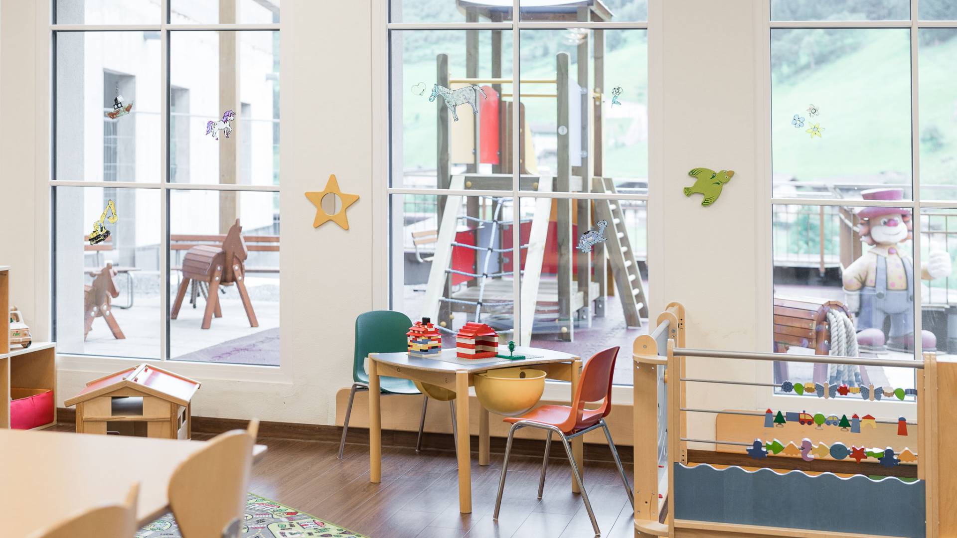 Kinderspiele am Tisch im Indoor-Spielbereich des Familienhotels Oberkarteis