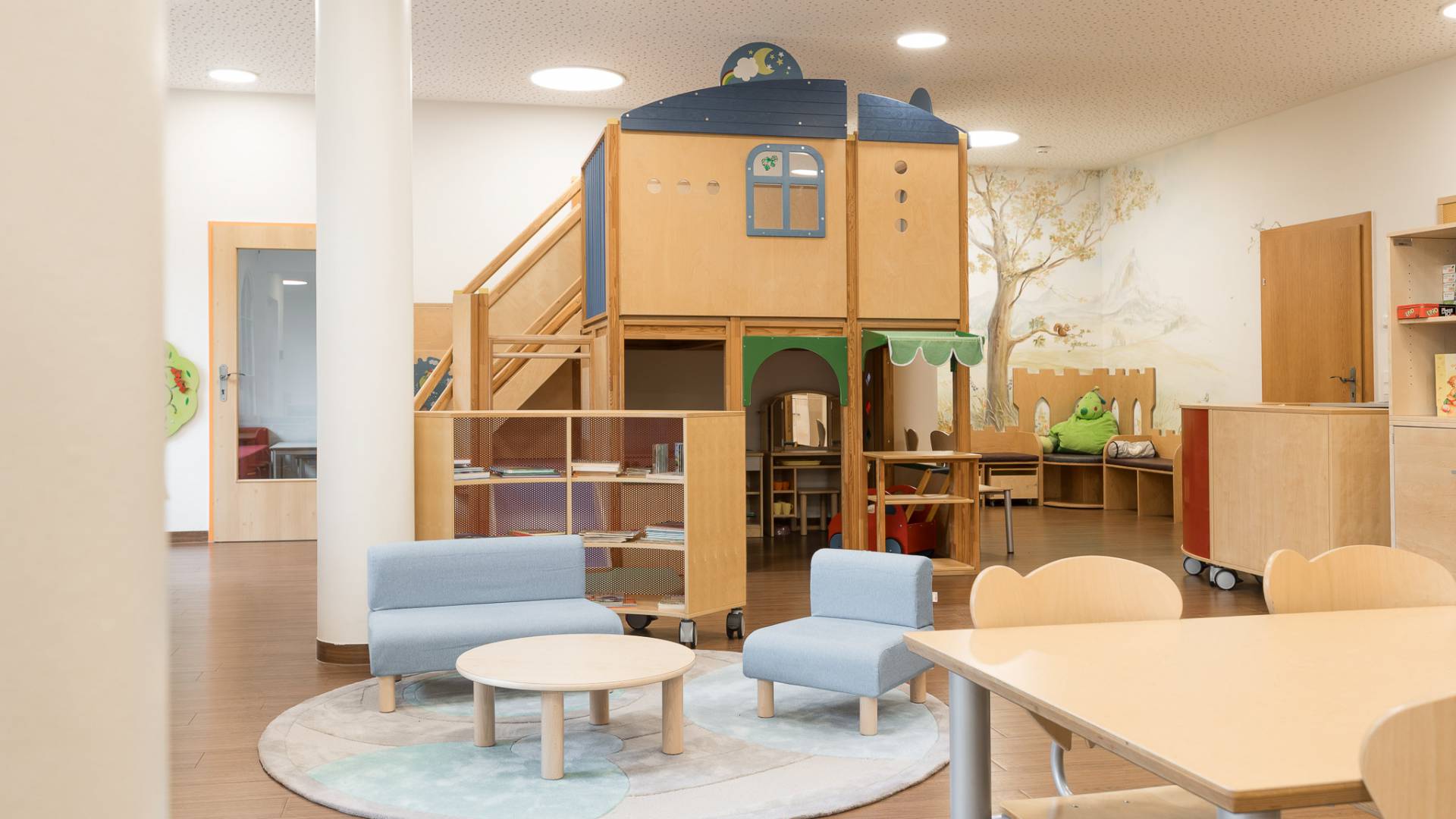 Heller Indoor-Spielbereich mit Sitzecke und Spielmöglichkeiten im Familienhotel Oberkarteis