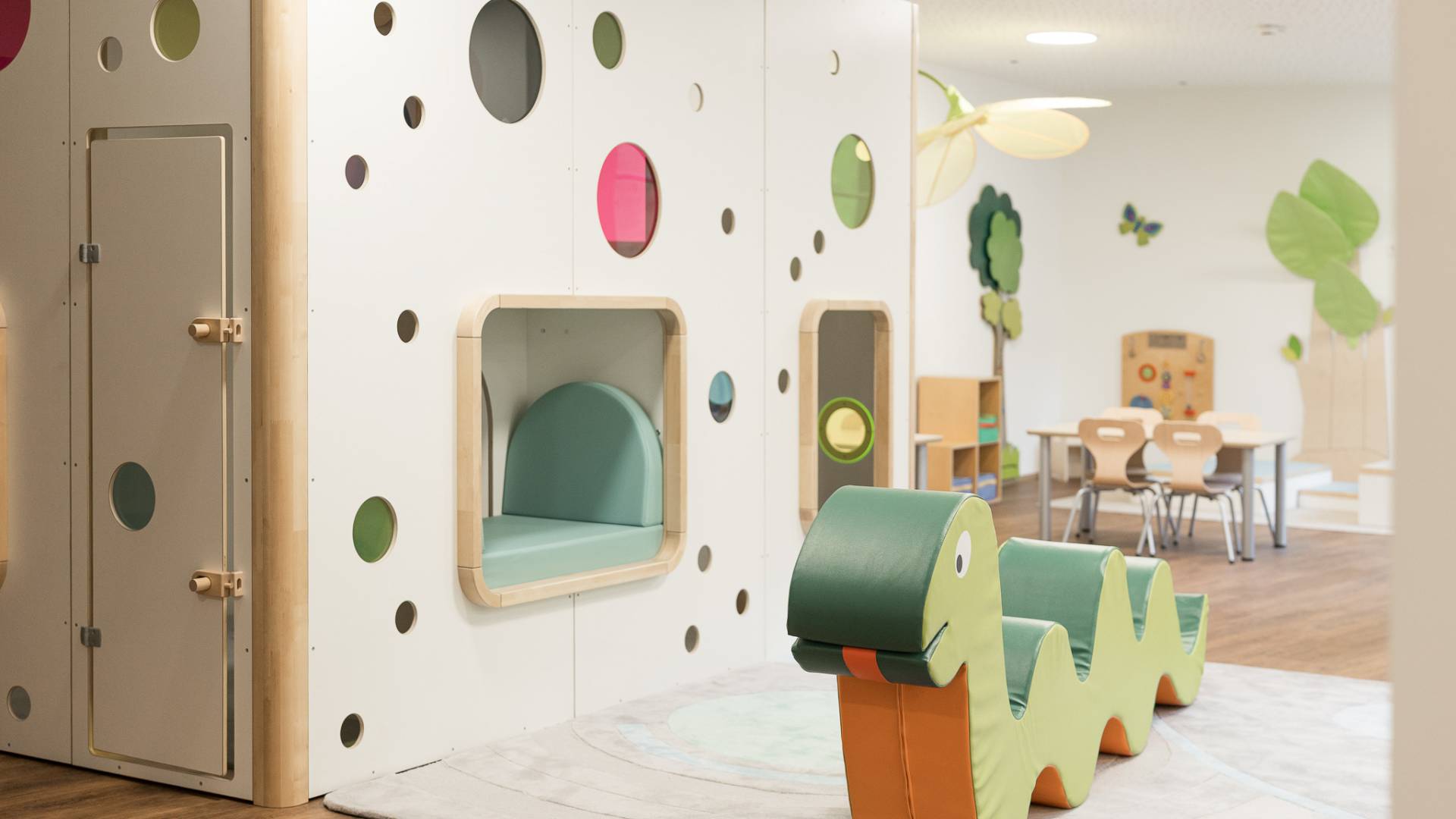 Gemütliche Sitzecke mit Spielelementen im Indoor-Spielbereich des Familienhotels Oberkarteis