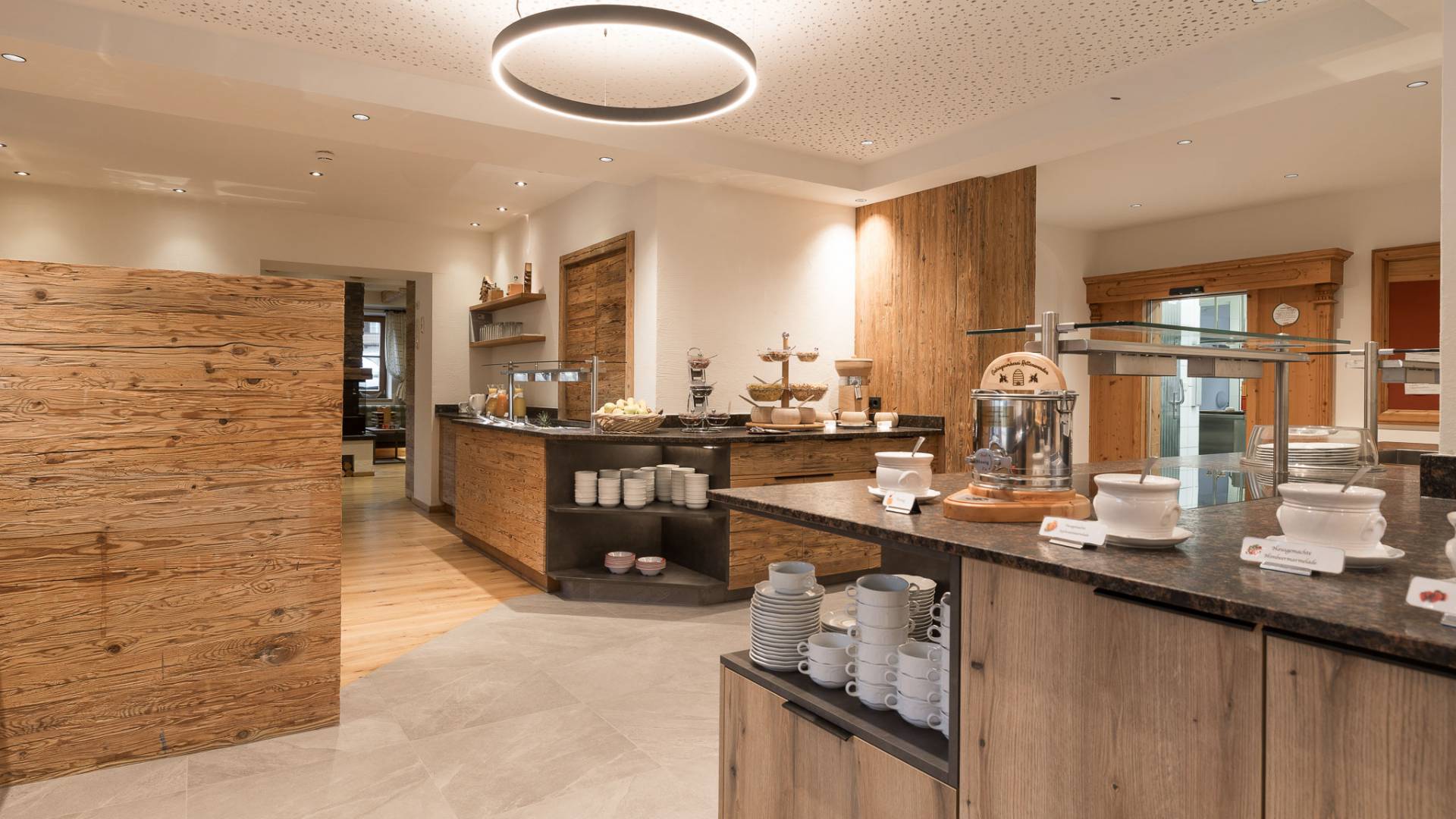 Reichhaltiges Frühstücksbuffet im Hotel Oberkarteis mit regionalen Produkten und frischen Spezialitäten