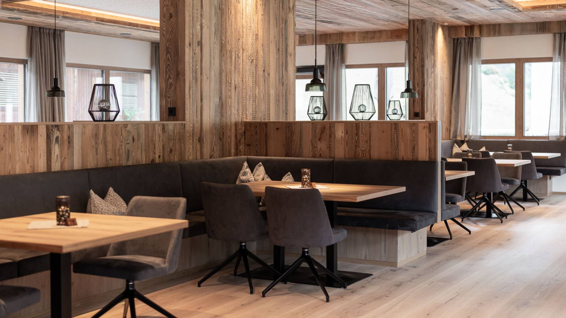 Moderner Sitzbereich im Restaurant des Hotel Oberkarteis mit stilvoller Holzverkleidung und angenehmer Atmosphäre