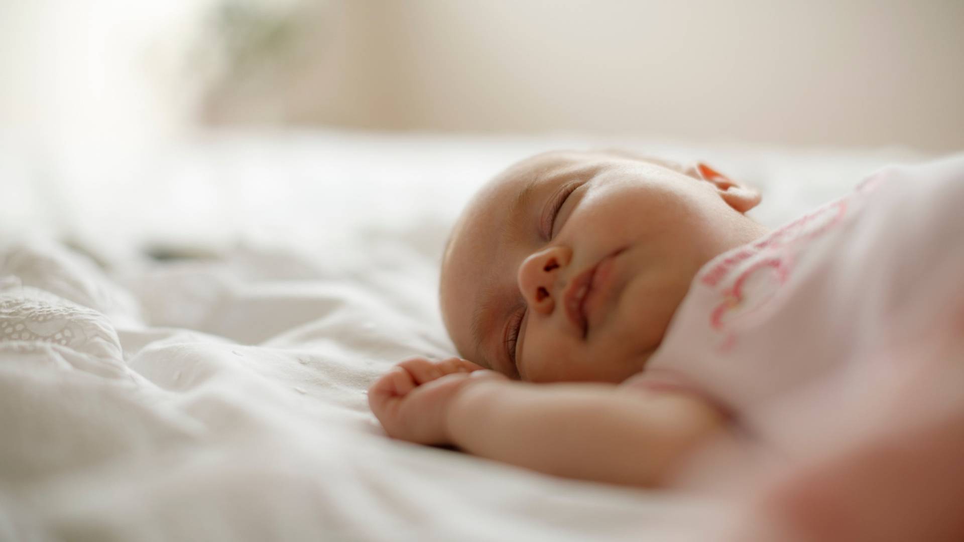 Schlafendes Baby im gemütlichen Zimmer im Familienhotel Oberkarteis im Großarltal
