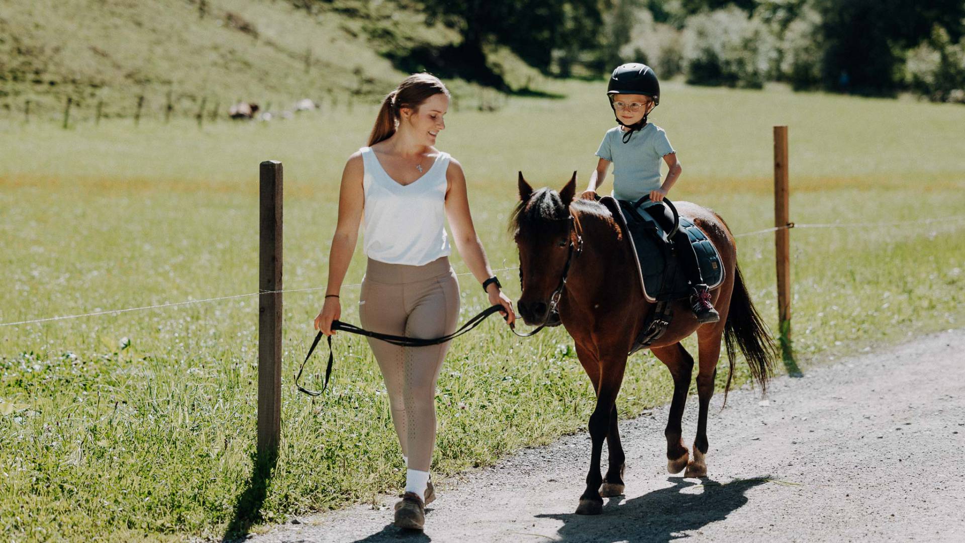 Geführter Ausritt in den Salzburger Bergen beim Familienurlaub mit Reiten im Oberkarteis