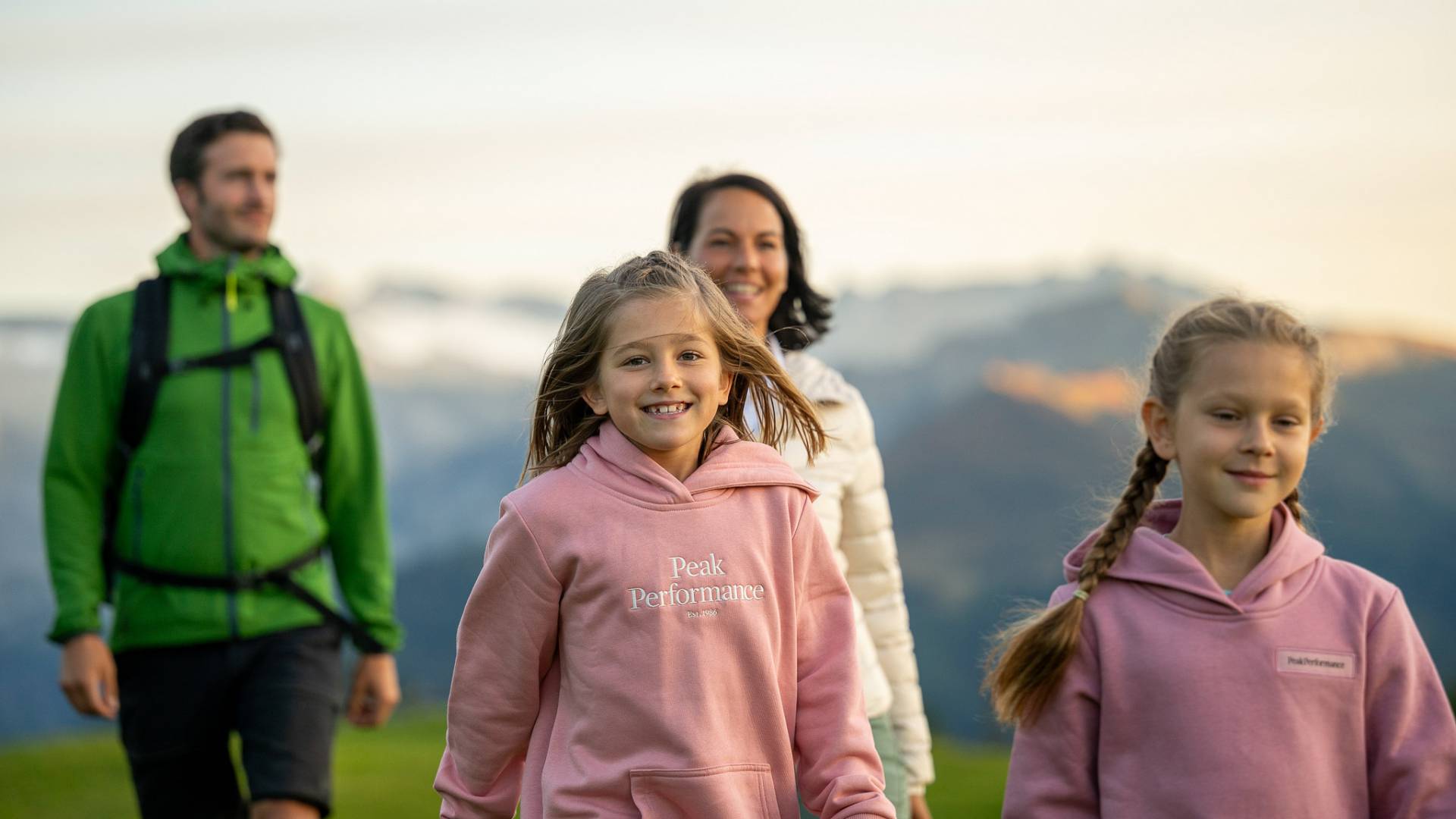 Familie beim gemeinsamen Wandern in den Bergen rund um das Familienhotel Oberkarteis im Sommer
