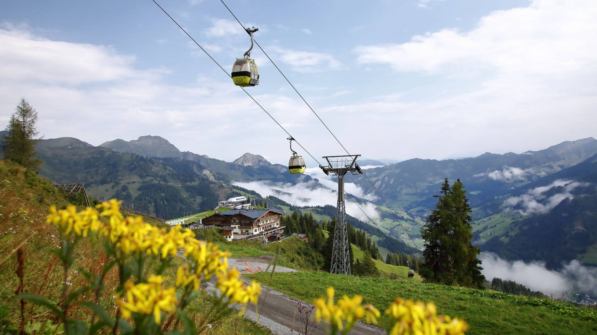 Gondelbahn über Almgebiet mit Bergkulisse in der Region Salzburger Land