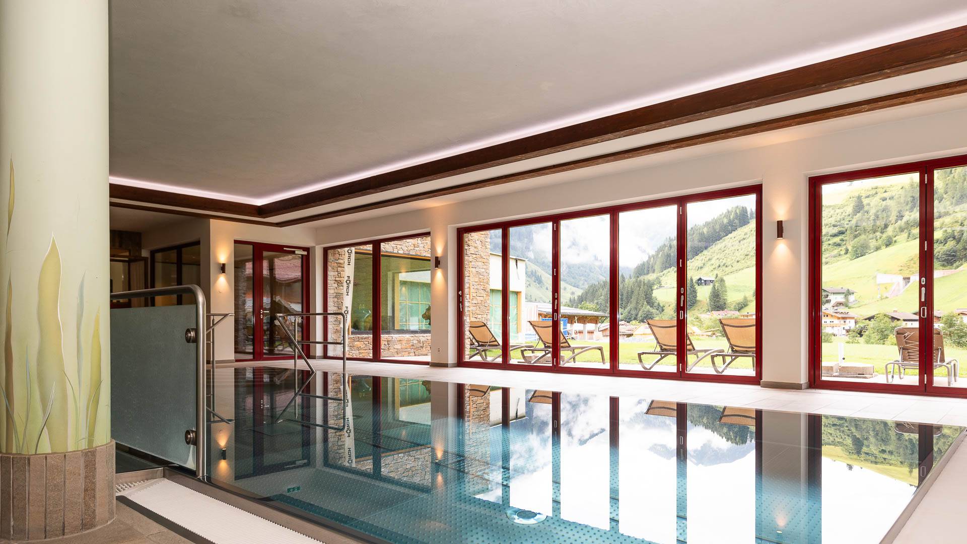Blick auf den Innenpool der Wasserwelt im Familienhotel Oberkarteis im Großarltal
