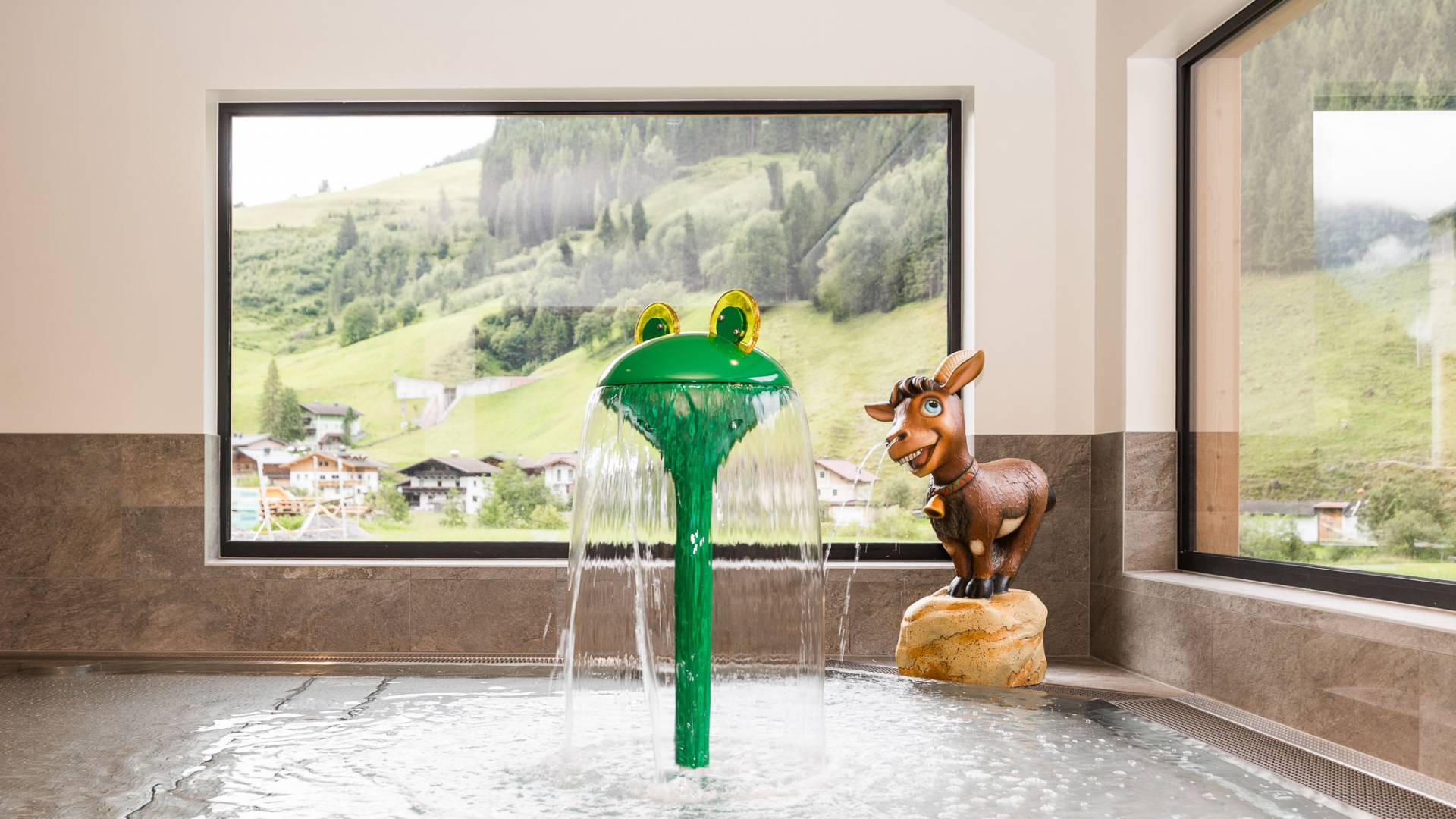 Kinderbereich mit Tierfiguren im Hallenbad im Großarltal