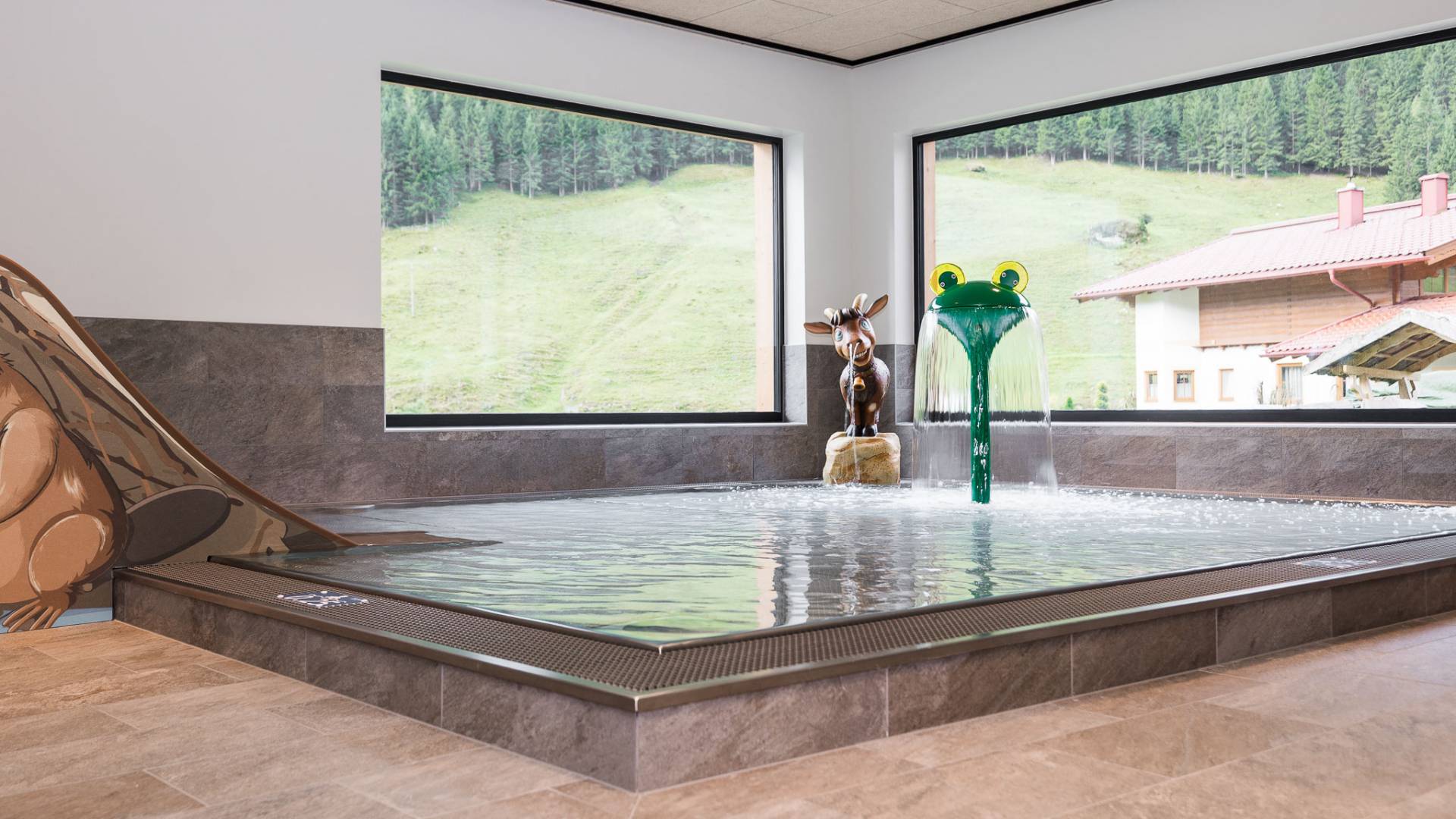  Kleineres Hallenbadbecken mit Wasserfiguren in der Wasserwelt im Großarltal