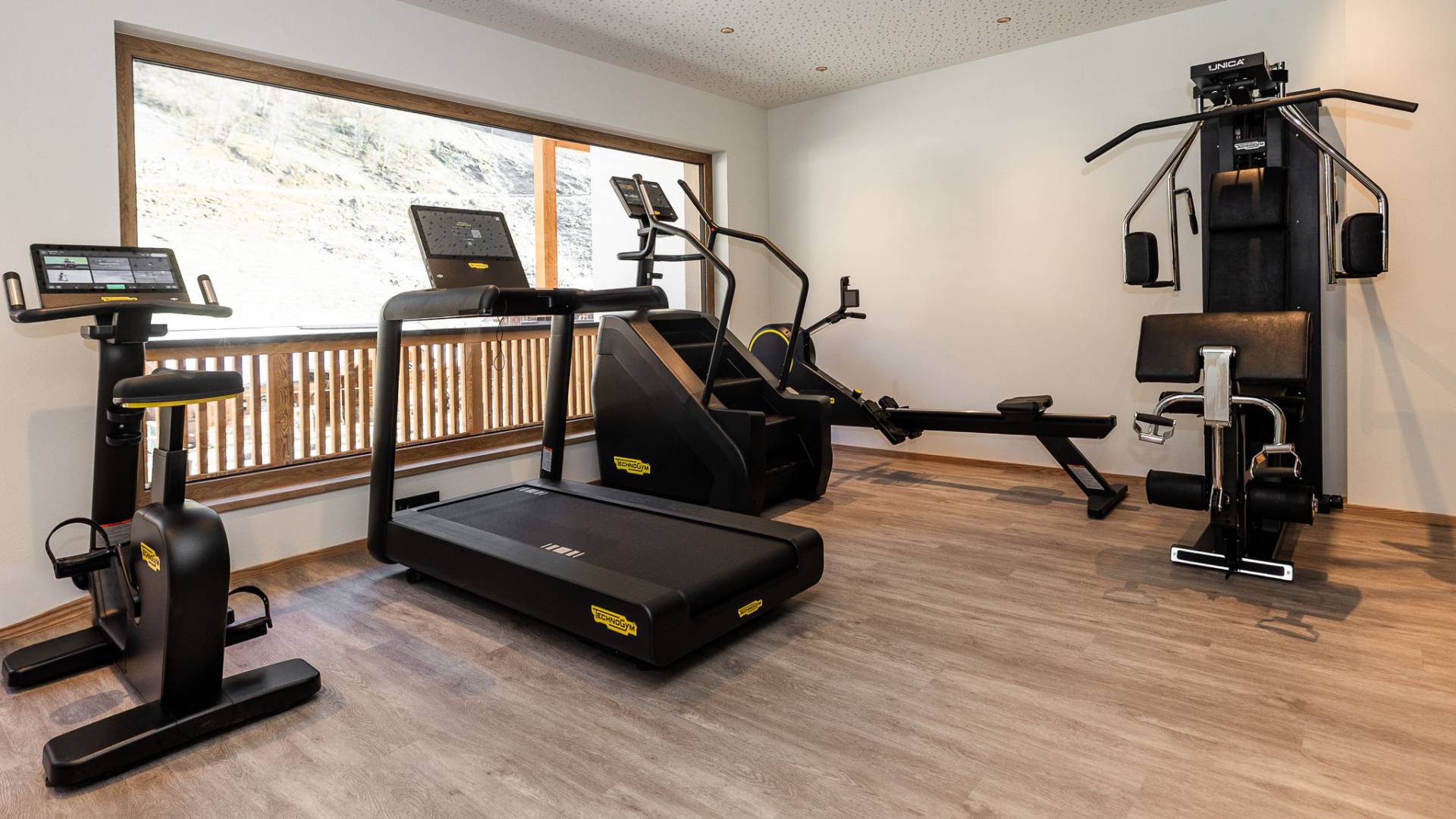 Moderner Fitnessraum im Wellnessbereich des Familienhotels Oberkarteis in Großarl
