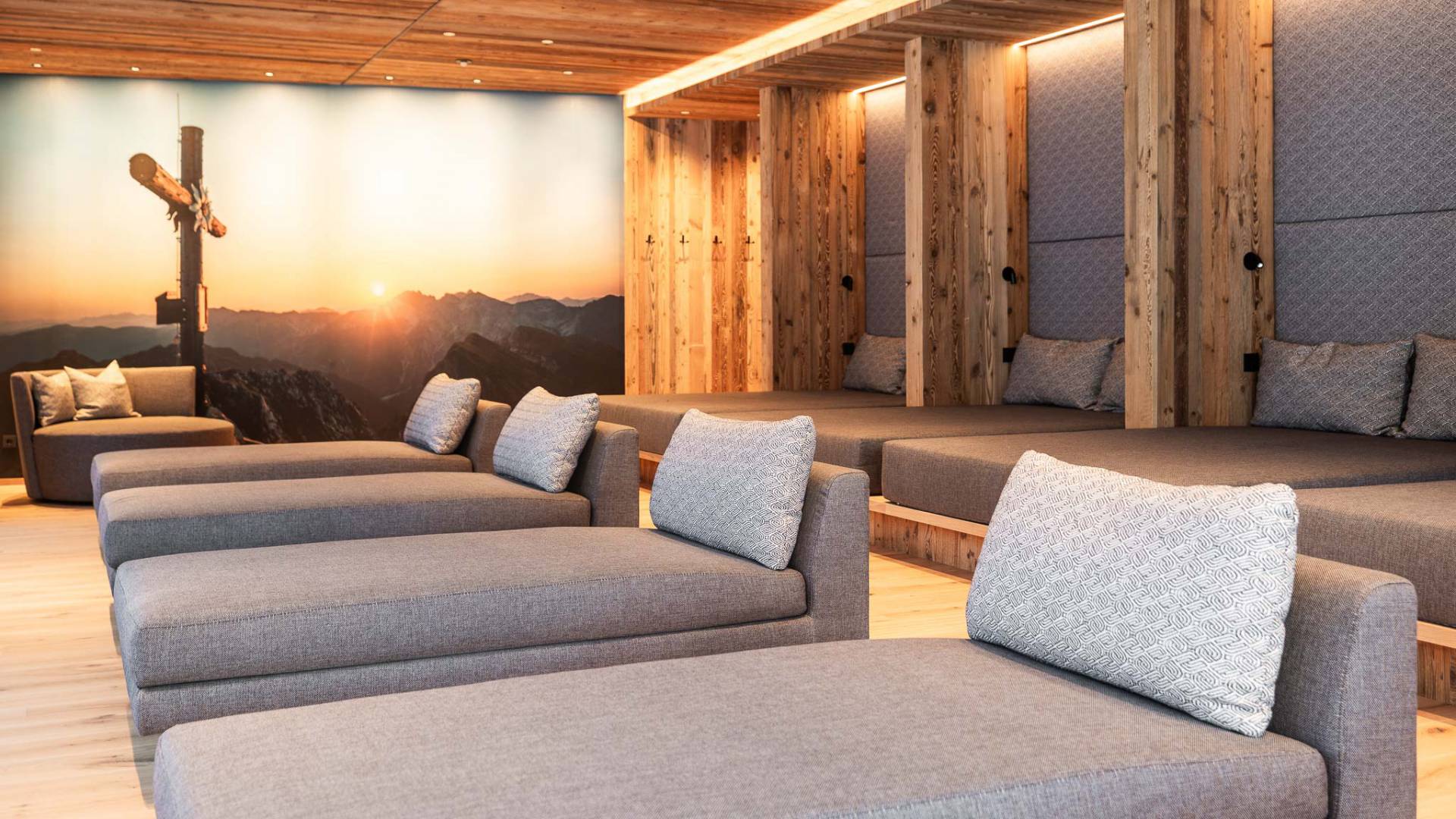 Moderne Relaxliegen im Ruheraum vom Familienhotel Oberkarteis in Großarl