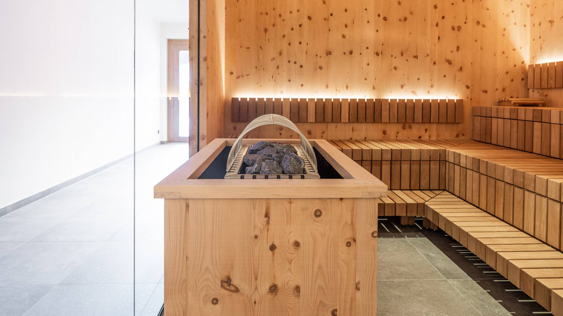 Saunaofen für Aufgüsse im Spa des Familienhotels Oberkarteis