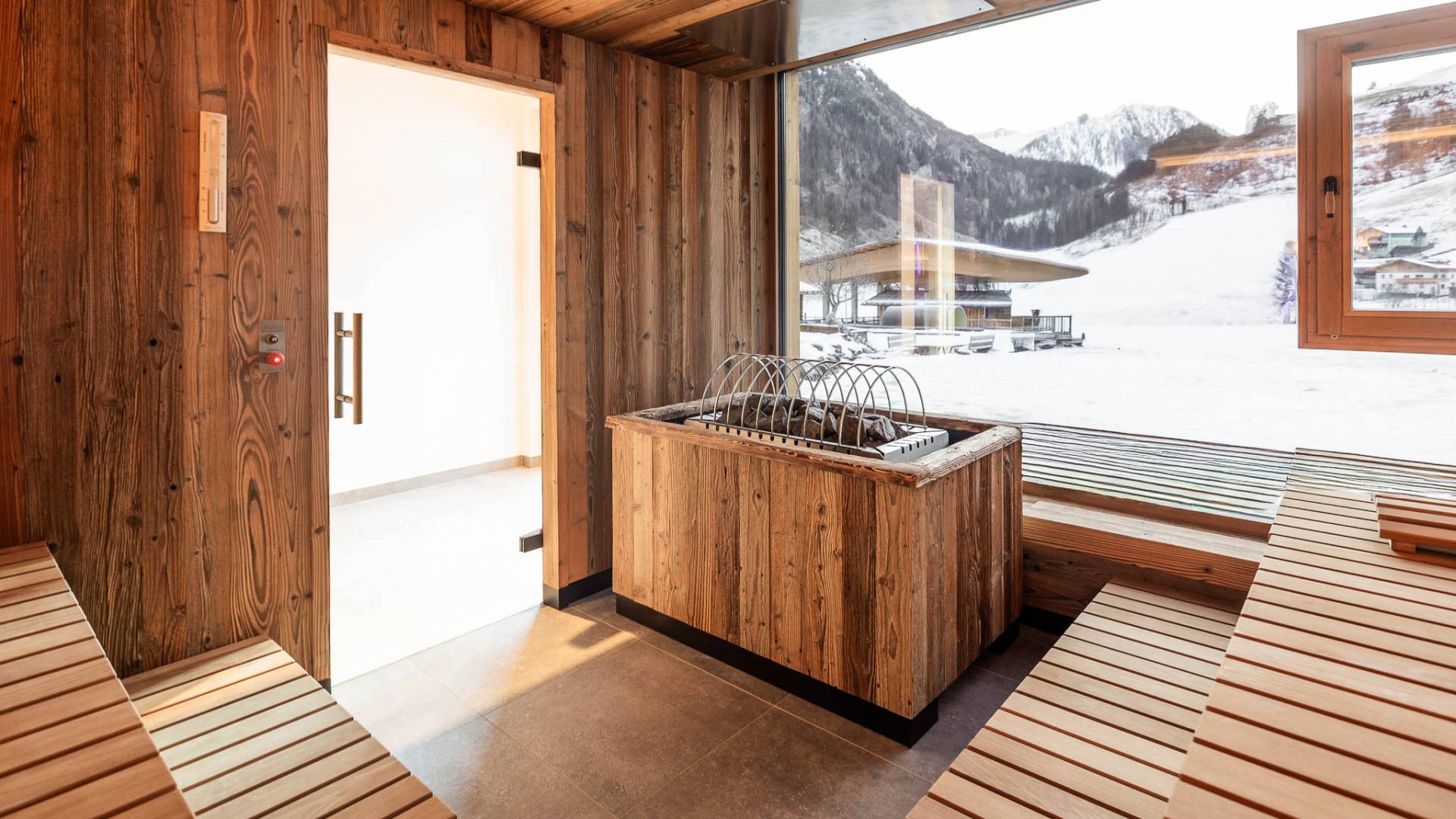 Sauna mit Panoramablick auf die verschneite Berglandschaft im Familienhotel Oberkarteis