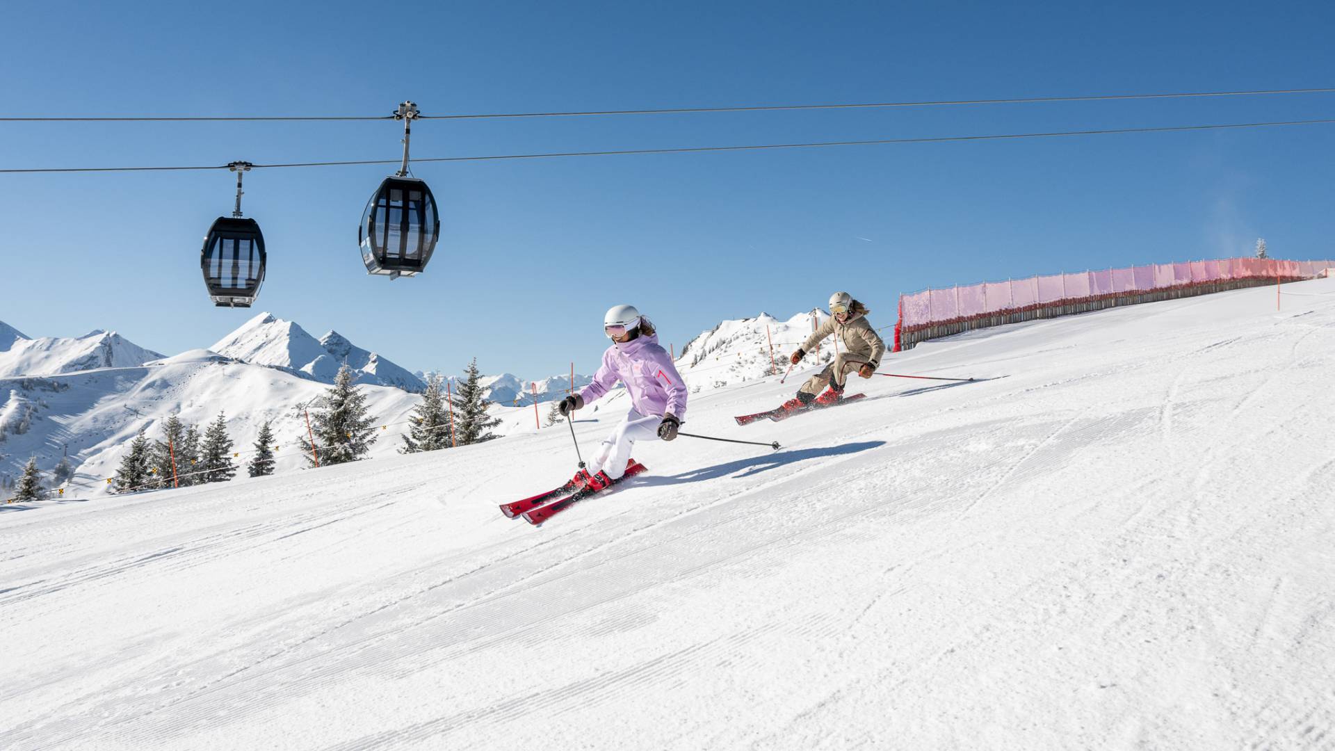 Skifahrerin bei der Abfahrt auf perfekt präparierter Piste im Skigebiet Großarl