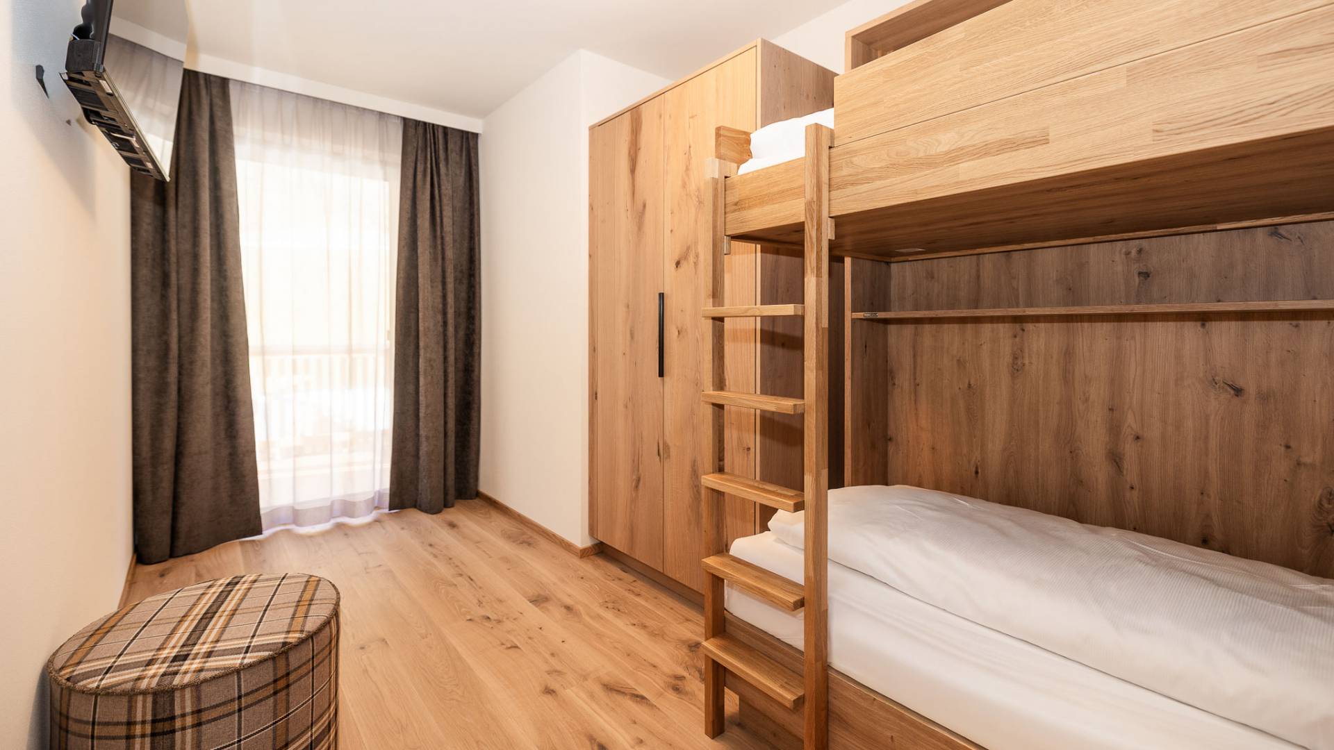 Holz-Stockbett für Kinder im Familienzimmer im Hotel Oberkarteis