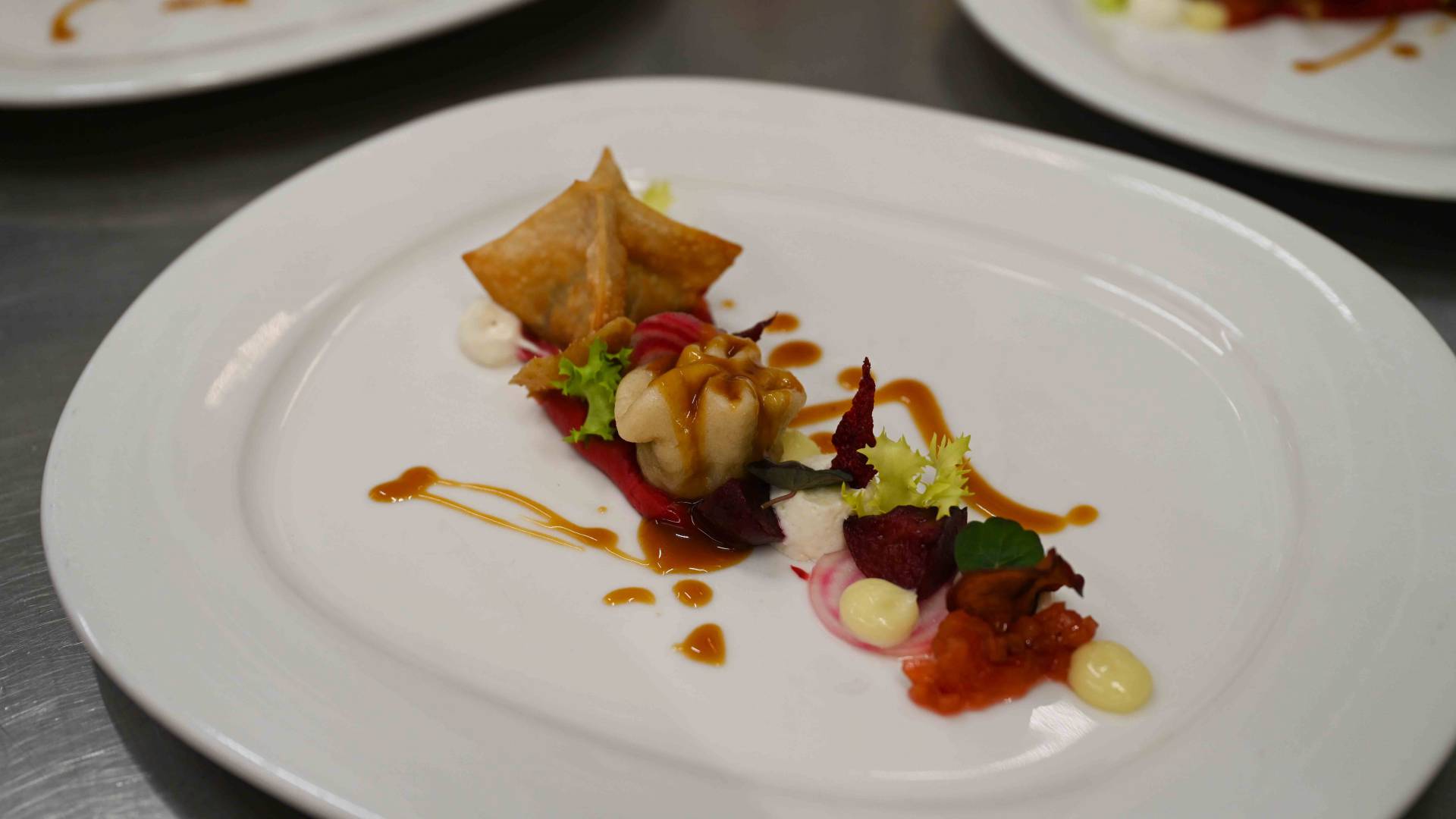 Schön angerichtetes Gericht beim Abendessen im Familienhotel Oberkarteis
