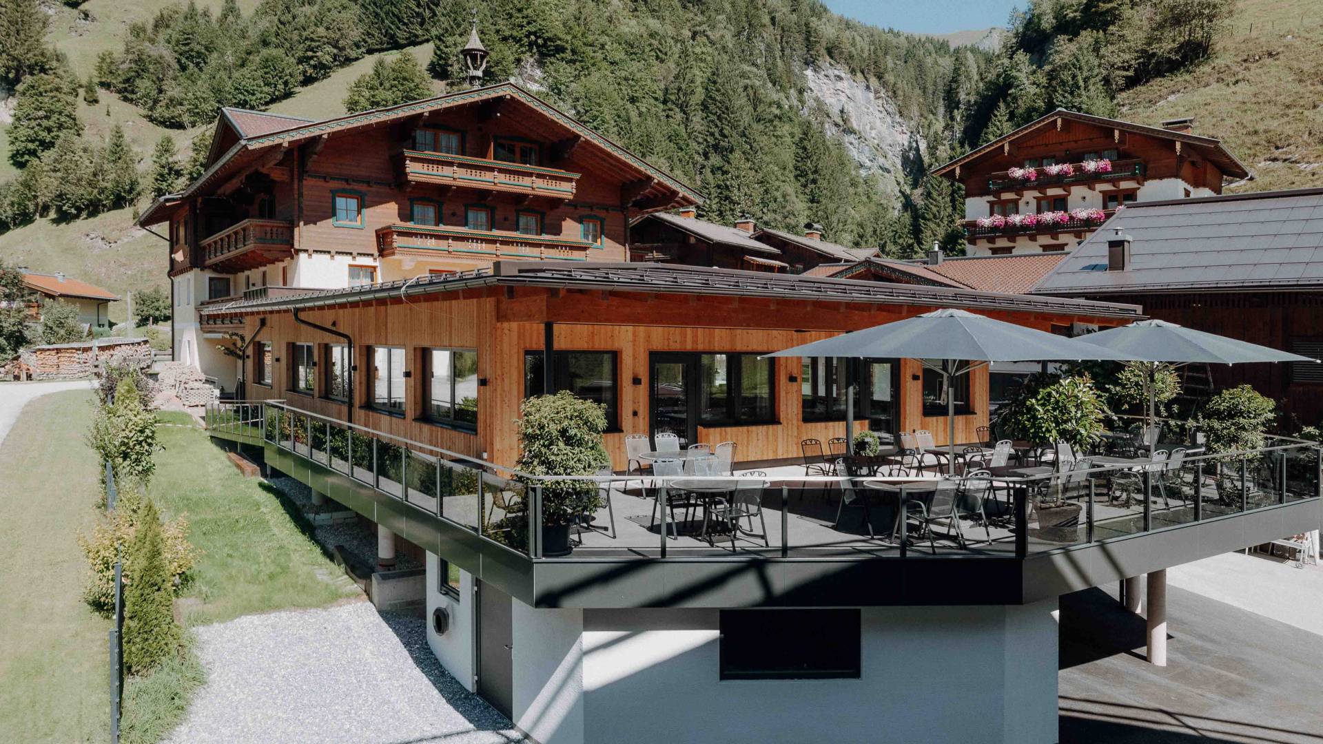 Familienhotel Oberkarteis in Hüttschlag von außen im Sommer.