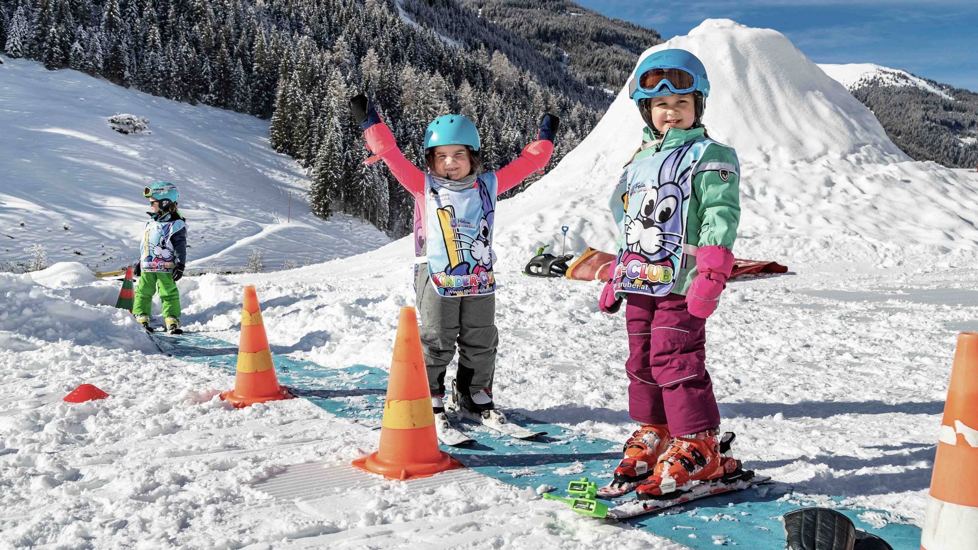 Kinder bei Skikurs in der Hotel Skischule im Familienhotel Oberkarteis
