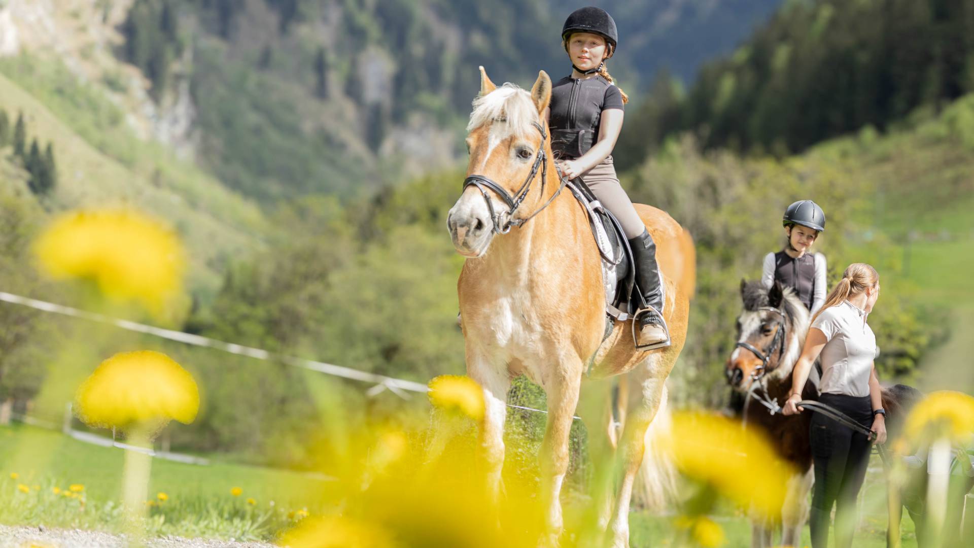 Ausritt mit den Pferden vom Familienhotel Oberkarteis mit den Pferden
