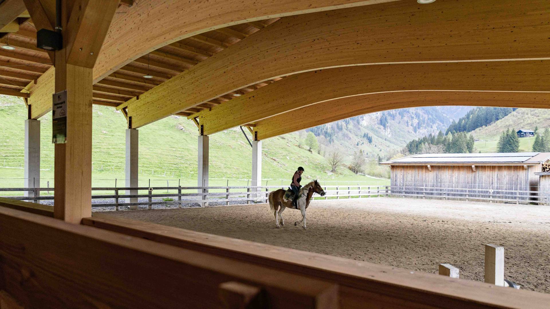 Großer überdachter Reitplatz des Familienhotels Oberkarteis - Reiten bei jedem Wetter