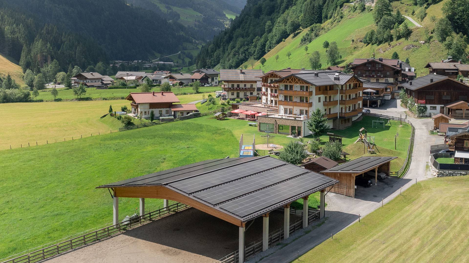 Reitplatz am Familienhotel Oberkarteis mit überdachtem Bereich und Bergpanorama