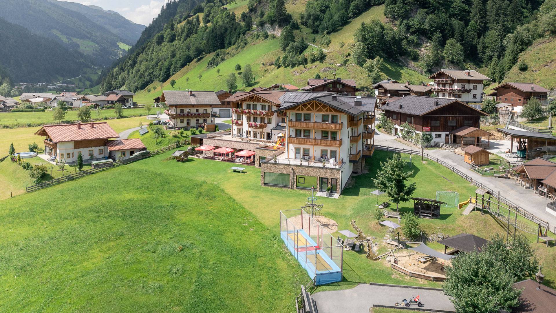 Familienhotel Oberkarteis mit weitläufigem Außengelände und Bergpanorama