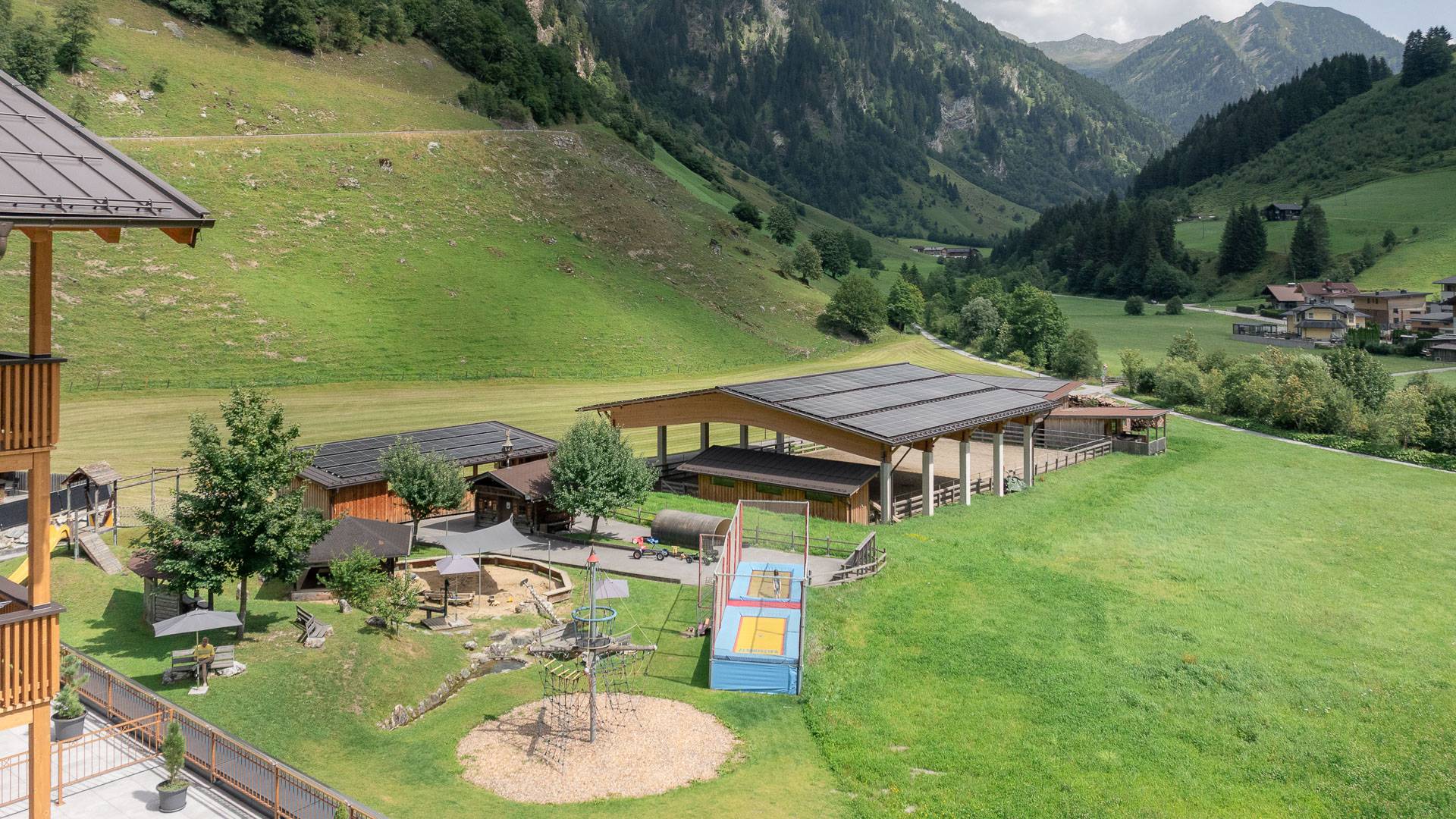 Spielplatz am Familienhotel Oberkarteis mit großer Wiese und Bergblick