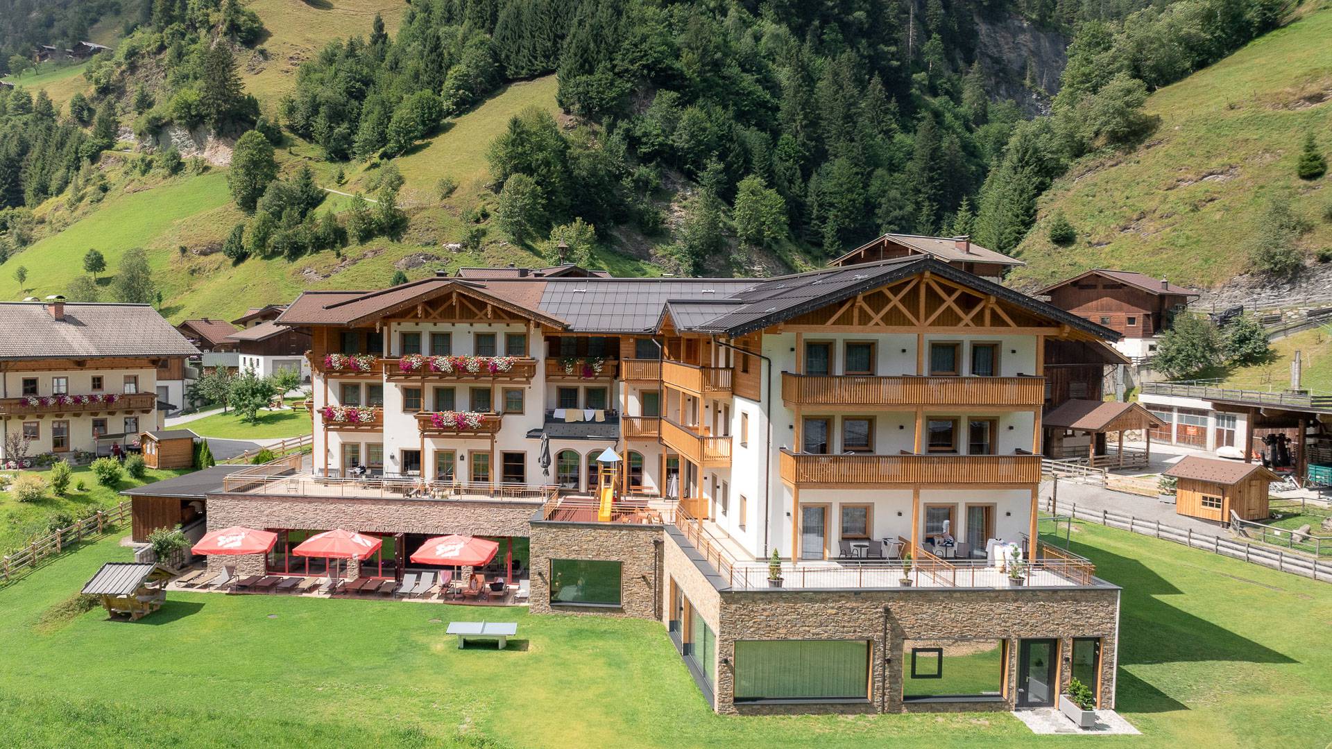 Familienhotel Oberkarteis mit Terrasse und umliegender alpiner Berglandschaft