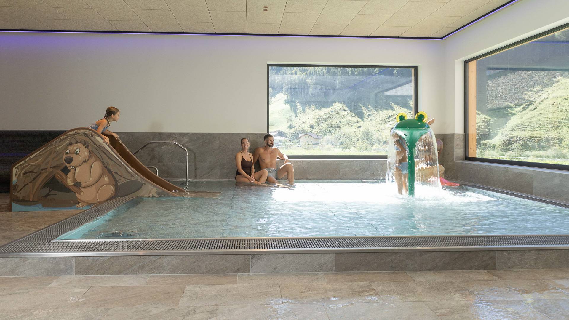 Familie beim Plantschen im Babybecken des Familienhotels Oberkarteis.