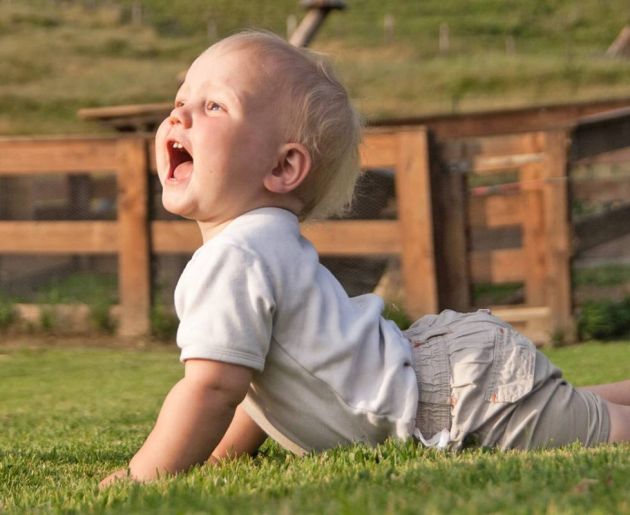 Baby am Spielplatz