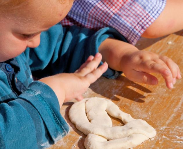 Brotbacken beim Familienprogramm