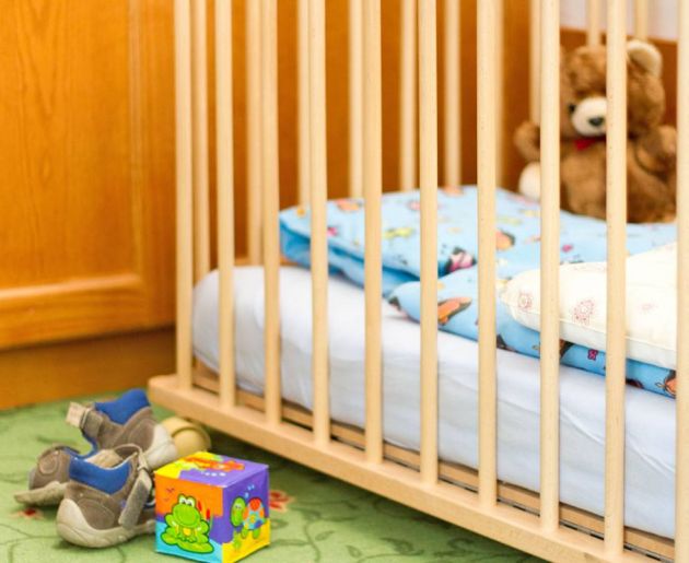 Gitterbett im Zimmer
