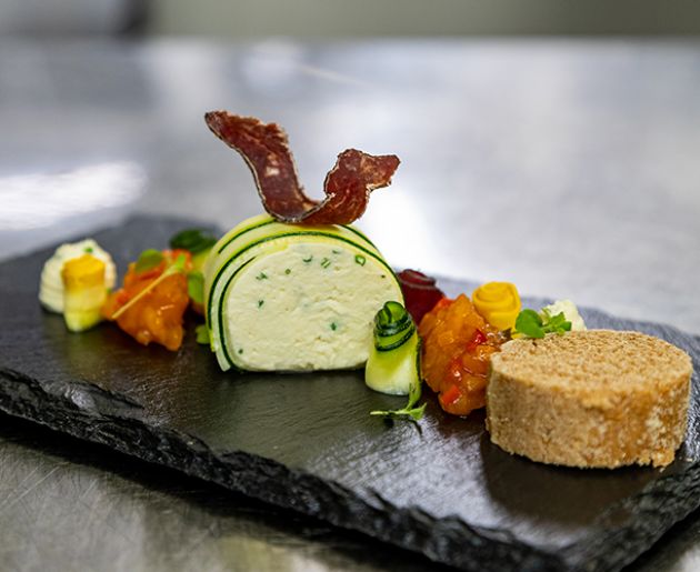 Essen schön auf einem Teller angerichtet im Familienhotel Oberkarteis