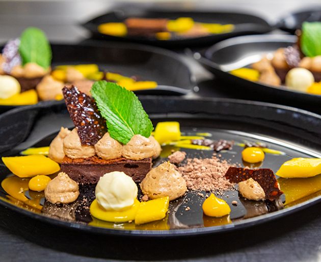 Essen schön auf einem Teller angerichtet im Familienhotel Oberkarteis