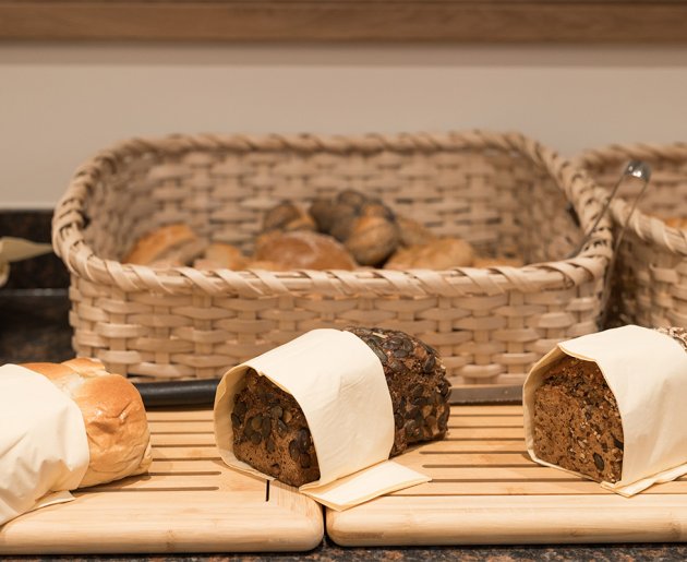 Frisches Brot beim Frühstücksbuffet