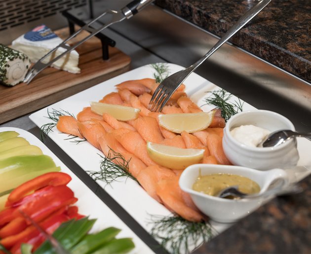 Lachs, Käse und Gemüse Auswahl