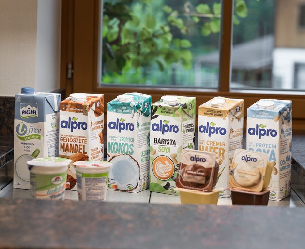 Große Auswahl an Milchalternativen beim Frühstück