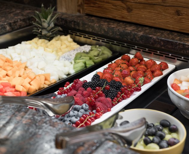 Große Früchteauswahl beim Frühstück im Familienhotel