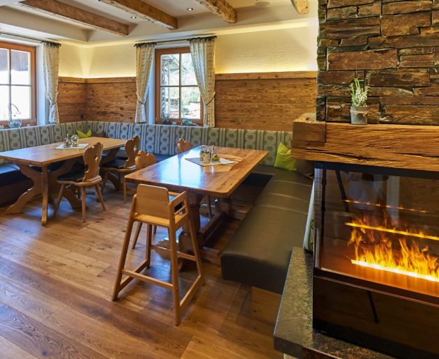 Restaurantstube und Kamin