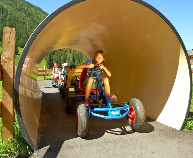 Durch den Tunnel in der Go-Kart Bahn