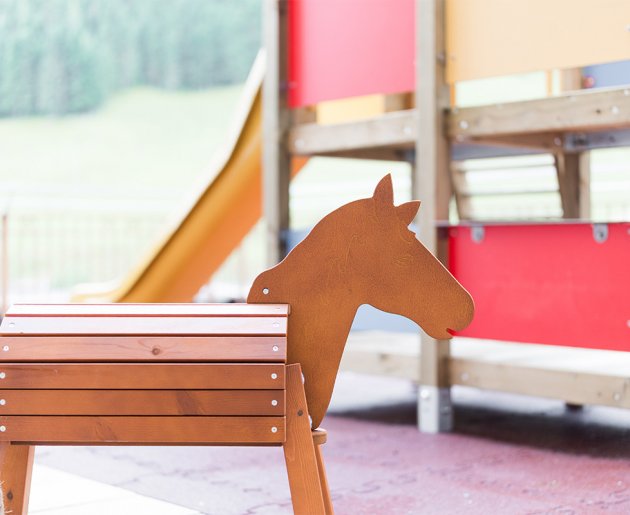 Spielplatz mit Pferd aus Holz