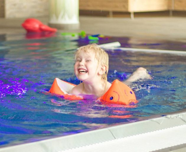 Schwimmen im eigenen Kinderbecken