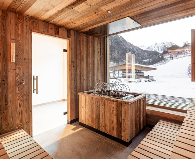 Wellnessbereich mit gem&uuml;tlichen Liegen zum Entspannen