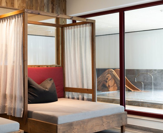 Liegebetten im Wellnessbereich des Familienhotels