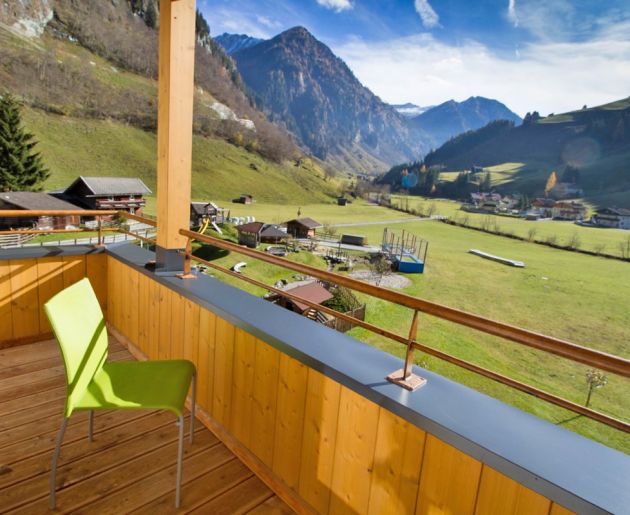 Ausblick vom Zimmer auf den Kinderspielplatz