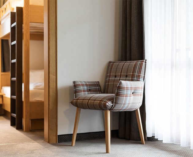 Gemütlicher Sessel im Hotelzimmer