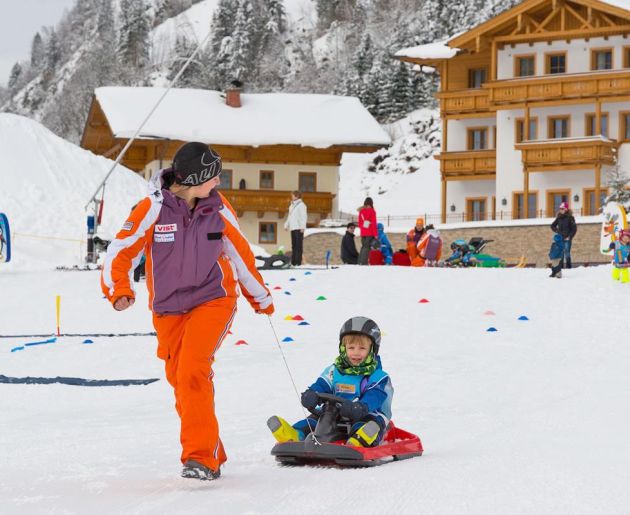 Gemeinsames Skibob fahren